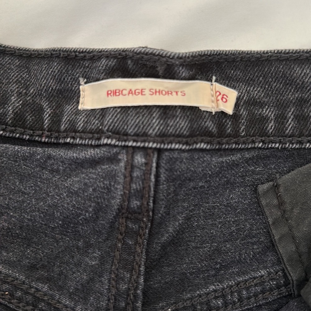 Levi’s Ribcage Jean Shorts - Picture 3 of 3